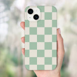 Sage Green Retro Karo Case-Mate iPhone 14 Hülle<br><div class="desc">Die schicke Boho Schachbrettablage in schlanke,  grüne und cremefarbene Farbe. Verwenden Sie die Entwurfswerkzeuge,  um eigene Monogramme,  Namen oder andere Texte hinzuzufügen oder die Hintergrundfarbe zu ändern,  um eine einzigartige Geräteabdeckung zu erstellen.</div>