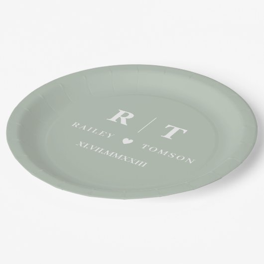 Sage Green Roman Numerals Minimalistisch Monogram Pappteller (Schrägansicht)