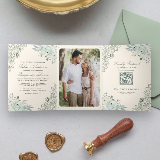 Sage Green Rose Lace Floral Cream QR Code Hochzeit Dreifach Gefaltete Einladung