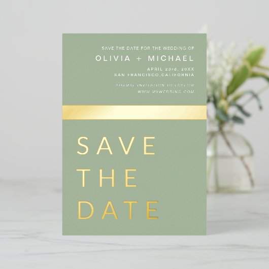 Sage Green Save the Date Elegante Gold Folieneinladung (Stehend vorne)