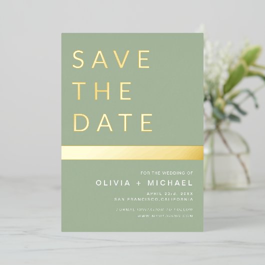 Sage Green Save the Date Elegante Gold Folieneinladung (Stehend vorne)