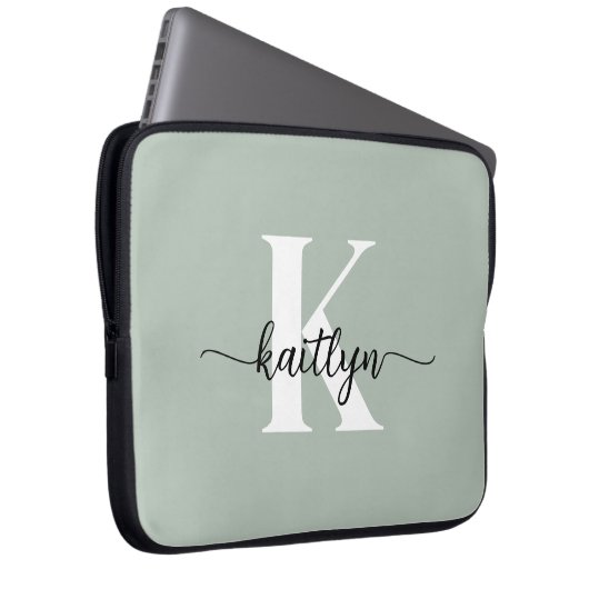 Sage Green Script Monogram Laptopschutzhülle (Vorne Rechts)
