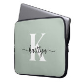 Sage Green Script Monogram Laptopschutzhülle (Vorderseite Links)