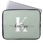 Sage Green Script Monogram Laptopschutzhülle (Vorderseite)