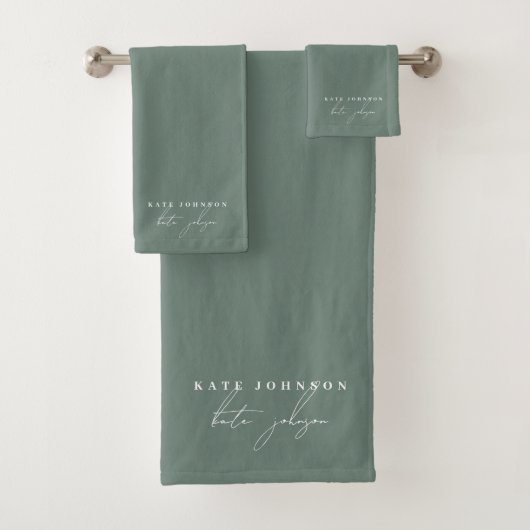 Sage Green Signature Script Monogram Badhandtuch Set (Insitu)