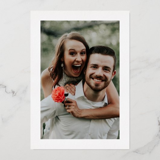 Sage Green Silver Wreath Monogram Wedding Folieneinladung (Rückseite)