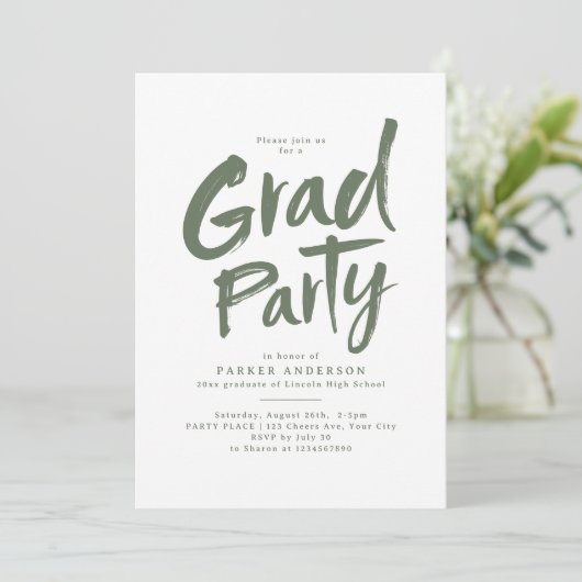 Sage Green Simple Modern Brush Script Grad Party Einladung (Stehend Vorderseite)