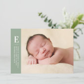Sage Green Simple Monogram New Baby Foto Birth Ankündigung (Stehend Vorderseite)