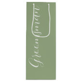 Sage Green Stilisierte Script Wedding Trauzeuge Geschenktüte Für Weinflaschen (Vorderseite)