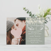 Sage Green String Lights Floral Foto Hochzeit Einladung (Stehend Vorderseite)