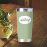 Sage Green Stylized Wedding Trauzeuge Name Thermobecher<br><div class="desc">Verschenken Sie Ihren Trauzeuge mit diesem trendigen und personalisierten,  rostfreien Edelstahl,  Thermalwäscher mit seinem Namen in stilisierter Schrift in einem weißen ovalen Design. Hintergrundfarbe und Skript ist ein Weissgrün. Personalisieren Sie Ihren thermischen Schuster,  indem Sie den Namen des Trauzeugen mit dem gewünschten Namen bearbeiten und ersetzen.</div>