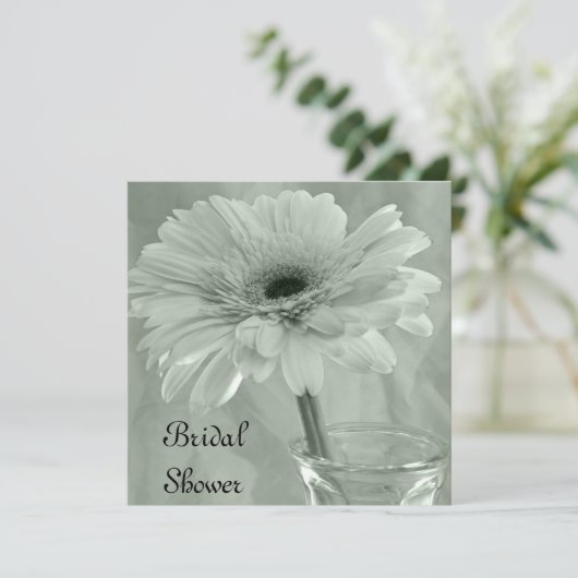 Sage Green Tinted Gerber Daisy Brautparty Einladung (Stehend Vorderseite)