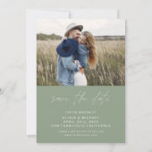 Sage Green Typografy Save the Date Foto (Rückseite)