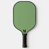 Sage Green und Black Modern Monogram Pickleball Schläger (Vorderseite)