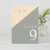 Sage Green und Cream Monogram Wedding Tischnummer (Stehend Vorderseite)