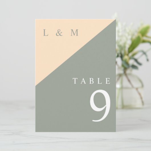Sage Green und Cream Monogram Wedding Tischnummer (Stehend Vorderseite)