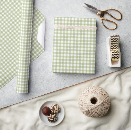 Sage Green und White Gingham Geschenkpapier (Kunsthandwerk)