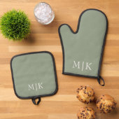 Sage Green und White | Modernes Monogramm Ofenhandschuh & Topflappen-Set (Oben Unten)