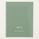 Sage Green und White | Modernes Monogramm Planer<br><div class="desc">Dieses moderne Design mit einem hellen,  schlauen grünen Hintergrund,  mit Ihren Initialen in fett weißem Text für ein schlichtes und elegantes Aussehen.</div>