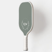 Sage Green und White | Monogram für moderne Initia Pickleball Schläger (Links)