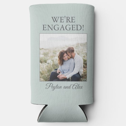 Sage Green Verlobung Foto Wir sind Verlobt Selters Dosenkühler (Vorderseite)