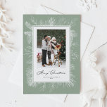 Sage Green Vintag Botanischer Rahmen Frohe Weihnac Feiertagskarte<br><div class="desc">Frohe Weihnachten! Senden Sie Weihnachten Grüße mit diesem Vintagen Thema Weihnachts-Flachkarte. Es zeigt Vintage Linienkunst von Pineconen,  Kiefernnadeln und Hole mit einem schludrigen grünen Hintergrund. Personalisieren Sie Ihre Daten,  indem Sie Foto,  Namen,  Jahr und Nachricht hinzufügen. Diese weihnachtliche Weihnachtskarte ist in anderen Fotos erhältlich. Matching-Elemente sind verfügbar.</div>