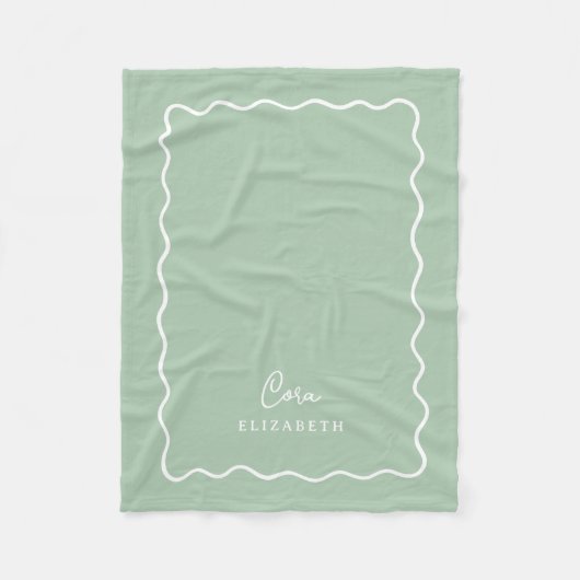 Sage Green Wavy Border Monogrammed Fleecedecke (Vorderseite)