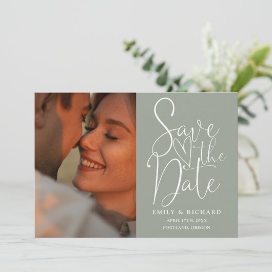 Sage Green Wedding 2 Foto QR Code Elegantes Skript Save The Date (Stehend Vorderseite)