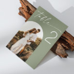 Sage Green Wedding | Elegantes Minimalistisches Fo Tischnummer<br><div class="desc">Bringen Sie eine natürliche, elegante Touch zu Ihrem Hochzeitsempfang mit dieser weise grünen Tischnummer-Karte. Dieses schlichte, minimalistische Layout, anmutige Schrift und ein optionales Bogenform-Foto machen dieses gedämpfte grüne Design zu einem idealen Ort für moderne, rustikale oder botanische Hochzeiten. Ideal für Paare, die sanfte Grüntöne und dezente Stilelemente Liebe finden. Diese...</div>