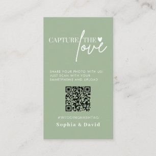 Sage Green Wedding Fotos erfassen den QR-Code der Begleitkarte