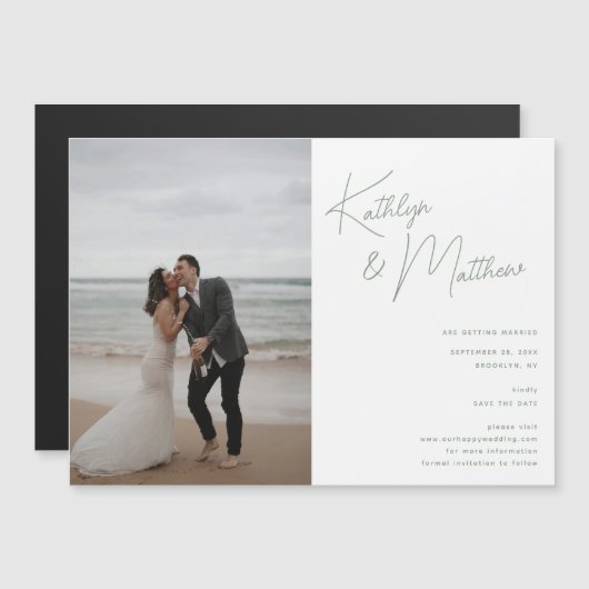 Sage Green Whimsiscript Modern Save the Date Magneteinladung (Vorne/Hinten)