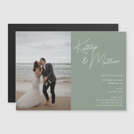 Sage Green Whimsiscript Modern Save the Date Magneteinladung (Vorne/Hinten)