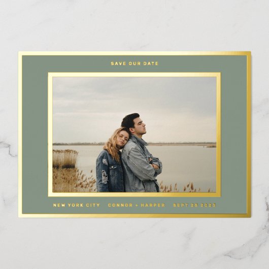 Sage Green White Border Gold rettete unser Datum Folieneinladung (Vorderseite)