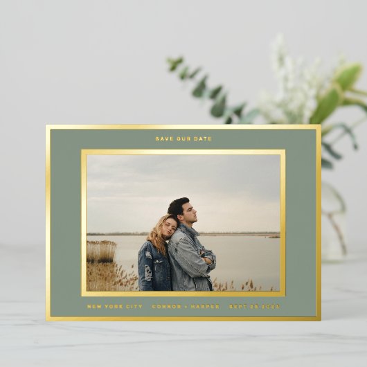 Sage Green White Border Gold rettete unser Datum Folieneinladung (Stehend vorne)