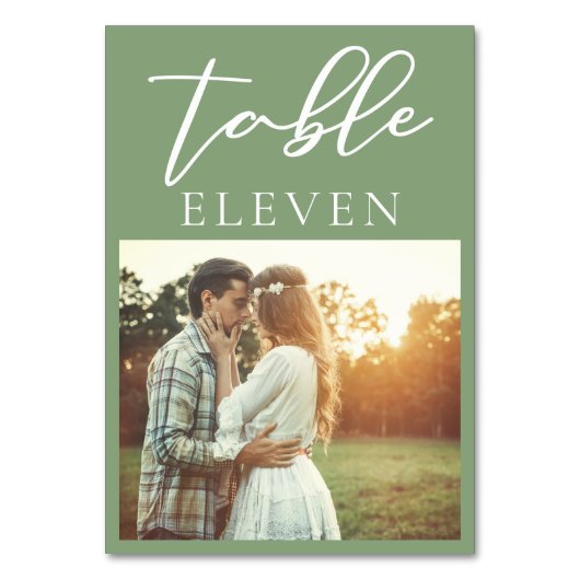 Sage Green White Script Couple Foto Hochzeit Tischnummer (Rückseite)