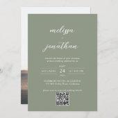 Sage Green & White Script Foto QR Code Hochzeit Einladung (Vorne/Hinten)