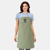 Sage Green White Script Monogram Personalisiert Schürze (Getragen)