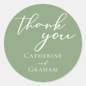 Sage Green White Script Personalisiert Wedding Runder Aufkleber (Vorderseite)