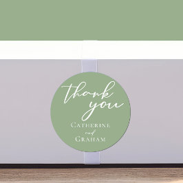 Sage Green White Script Personalisiert Wedding Runder Aufkleber