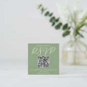 Sage Green White Script QR Code Wedding RSVP Begleitkarte (Stehend Vorderseite)