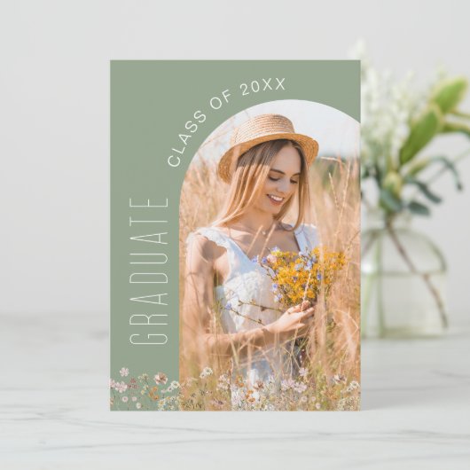 Sage Green Wildblume Bloom Graduation Party Einladung (Stehend Vorderseite)