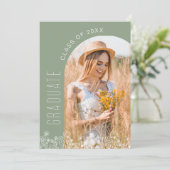 Sage Green Wildblume Bloom Graduation Party Einladung (Stehend Vorderseite)