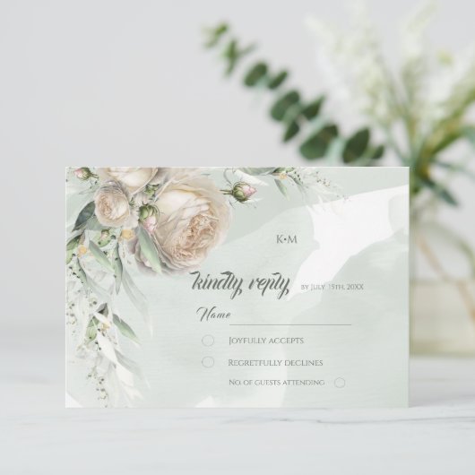 Sage Greenery White Rose Wedding RSVP Karte (Stehend Vorderseite)