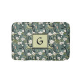 Sage Grün Chinoiserie Blumen Weiße Initiale Badematte (Vorderseite)