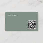Sage Grün Japandi Minimal QR Code Designer Studio Visitenkarte (Rückseite)