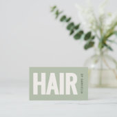 Sage-Grün-Minimalist-Haarstylist-QR-Code Visitenkarte (Stehend Vorderseite)