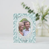 Sage Grüne Seide & Gold, weißer Flamingo, Glitzern Ankündigungspostkarte (Stehend Vorderseite)