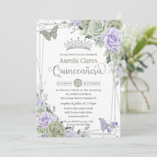 Sage Lila Blumenschmetterlinge Silver Quinceanera Einladung (Stehend Vorderseite)