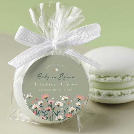 Sage Modern Boho Wildblume Baby in Blütendusche Runder Aufkleber