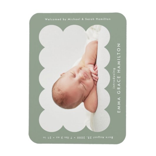 Sage Modern Scalloped Frame Birth Ankündigung Magnet (Vertikal)